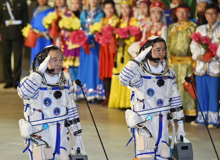 Trung Quốc đưa phi hành gia lên trạm Thiên Cung 2