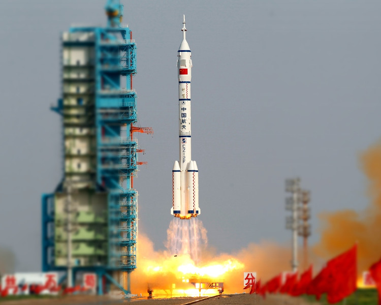 Trung Quốc đưa phi hành gia lên trạm Thiên Cung 2