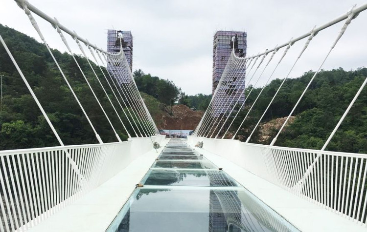 Trung Quốc xây dựng xong cầu làm bằng kính cao 300 mét nối 2 miệng vực
