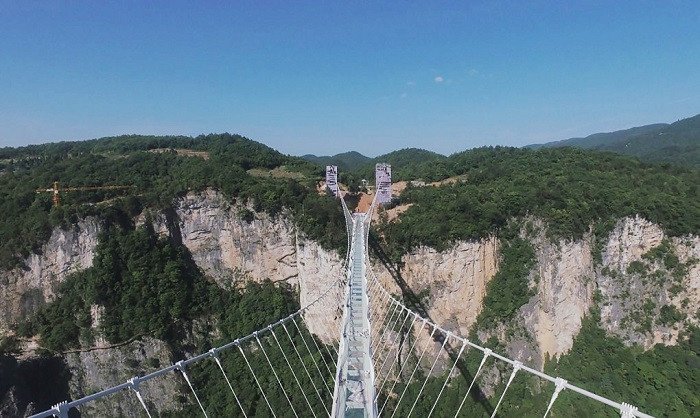 Trung Quốc xây dựng xong cầu làm bằng kính cao 300 mét nối 2 miệng vực