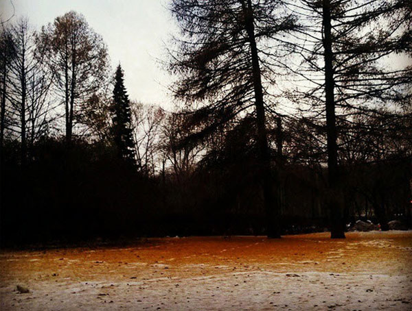 Tuyết màu cam dị thường ở nước Nga