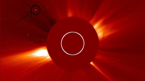 UFO siêu khổng lồ gần Mặt Trời?
