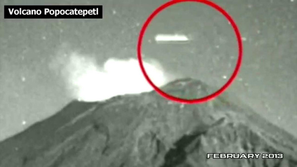 UFO xuất hiện trên miệng núi lửa phun trào?