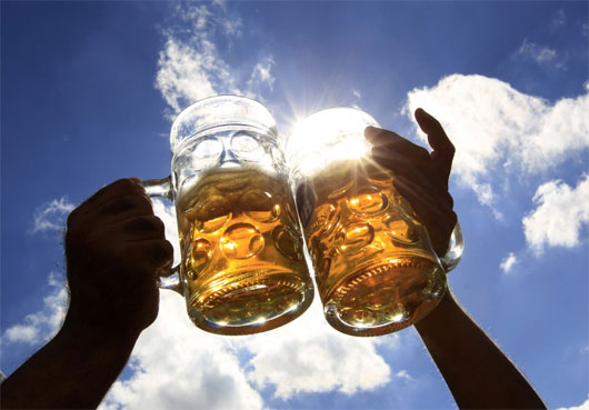 Uống 2 vại bia/ngày khiến thoái hóa não sớm 6 năm