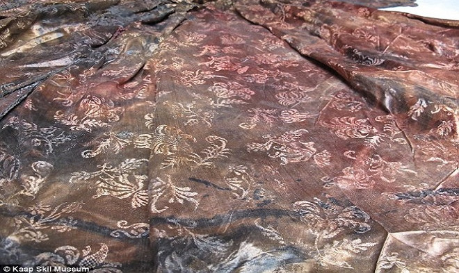 Váy dạ hội hoàng gia vẹn nguyên sau 400 năm dưới đáy biển