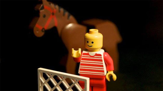 Vì sao đồ chơi Lego có lỗ trên đầu?