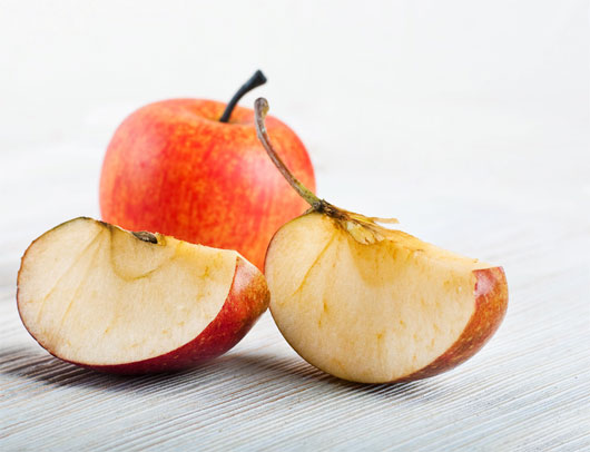 Vì sao quả táo cắt ra lại chuyển màu nâu?