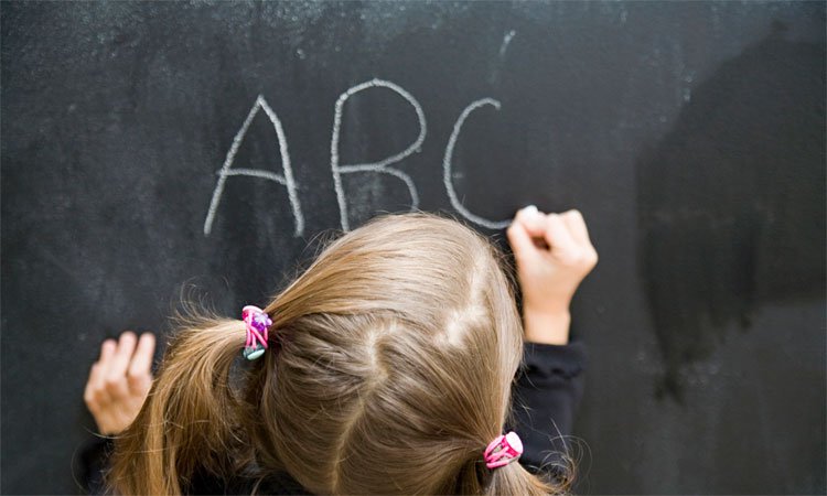 Vì sao thế hệ trẻ cần học lại cách viết tay?