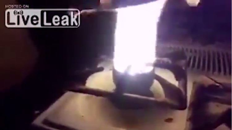 Video: Dân Syria rán trứng bằng bom phốt pho
