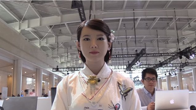 Video: Thiếu nữ robot cử động, trò chuyện như người thật