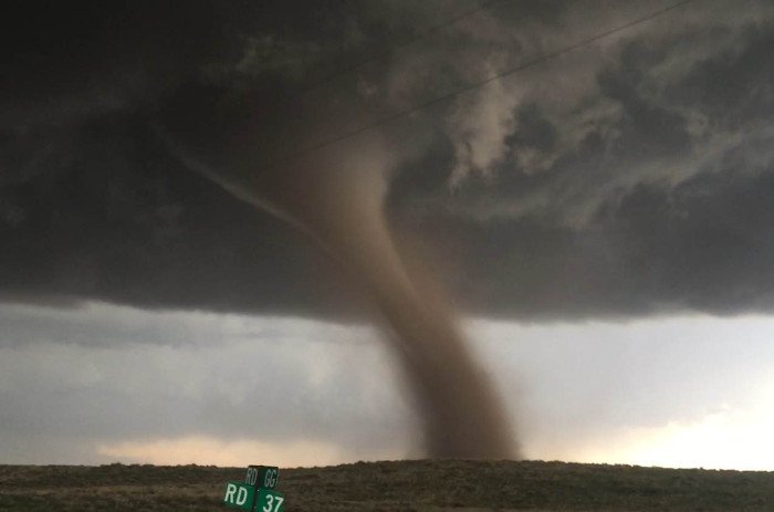 Video: Xem vòi rồng tàn phá khủng khiếp như ngày tận thế ở Colorado