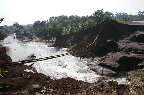 Vỡ đập ở Indonesia khiến hàng nghìn người sơ tán