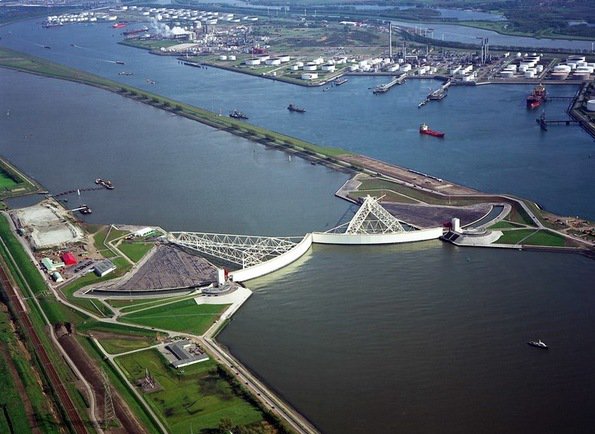 Với phần lớn diện tích đất nước thấp hơn mực nước biển, người Hà Lan đã tạo ra hệ thống đê biển vĩ đại nhất hành tinh
