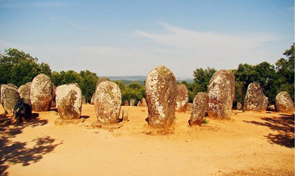 Vòng đá cromlec và truyền thuyết về những người phụ nữ thần bí