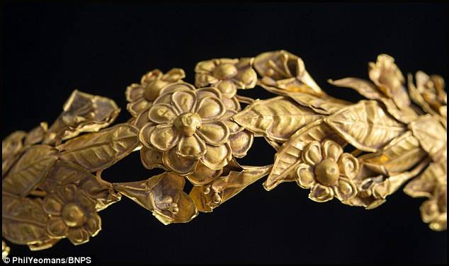 Vương miện vàng ròng 2.300 năm tuổi dưới gầm giường