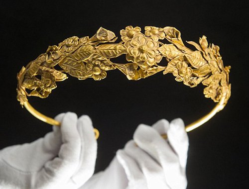 Vương miện vàng ròng 2.300 năm tuổi dưới gầm giường