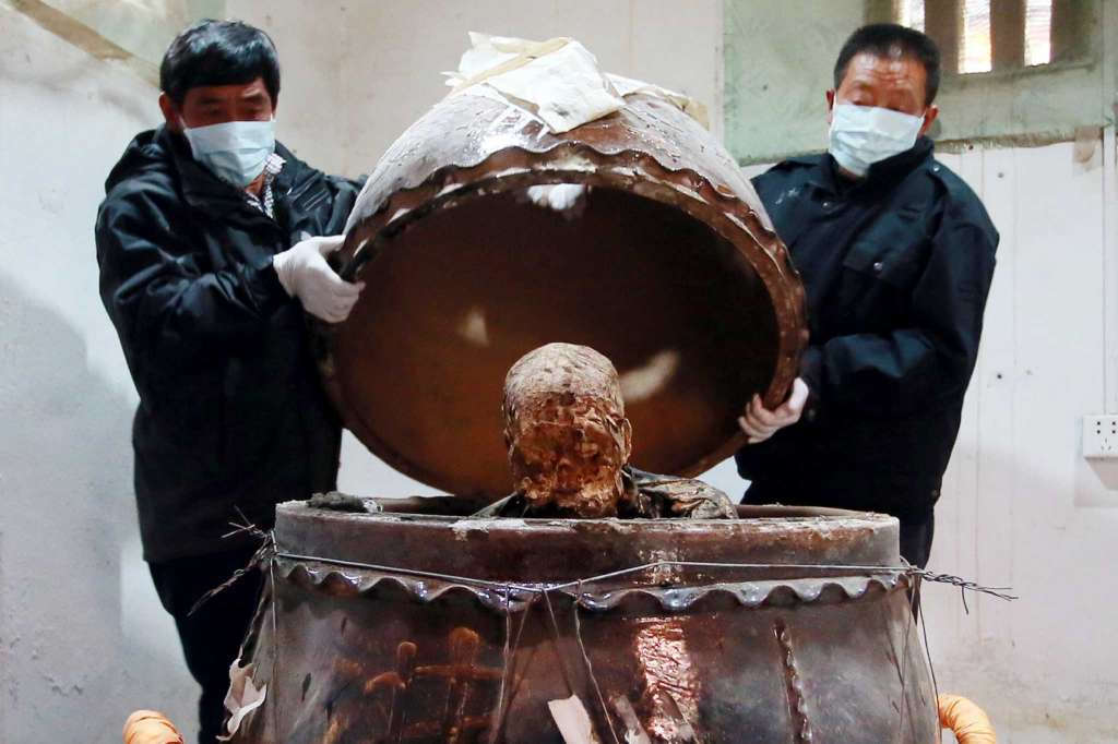 Xác ướp phật sống Trung Quốc thành tượng vàng trước khi nhập chùa