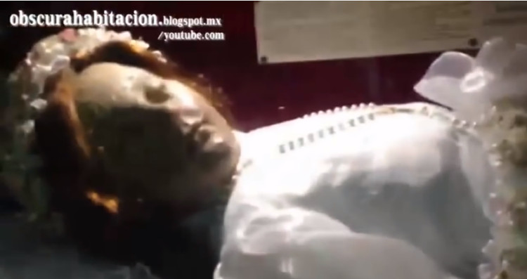 Xác ướp thánh nữ 300 năm tuổi mở mắt trong nhà thờ Mexico
