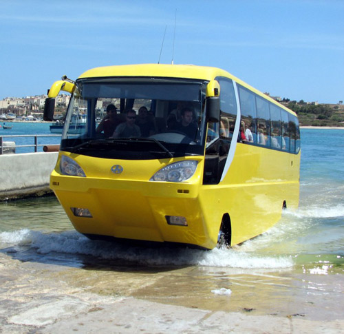 Xe bus lội nước chinh phục thế giới
