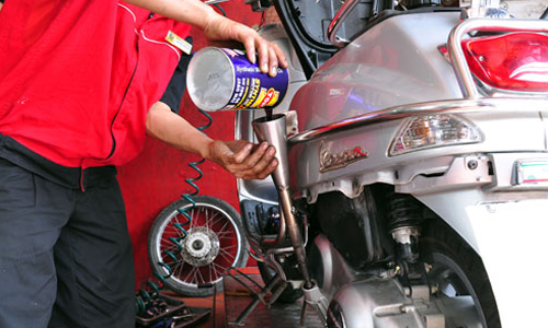 Xe máy ở Việt Nam đi bao lâu cần thay dầu?