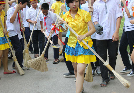 Xem các “ông Tây” nhặt rác ở Hà Nội