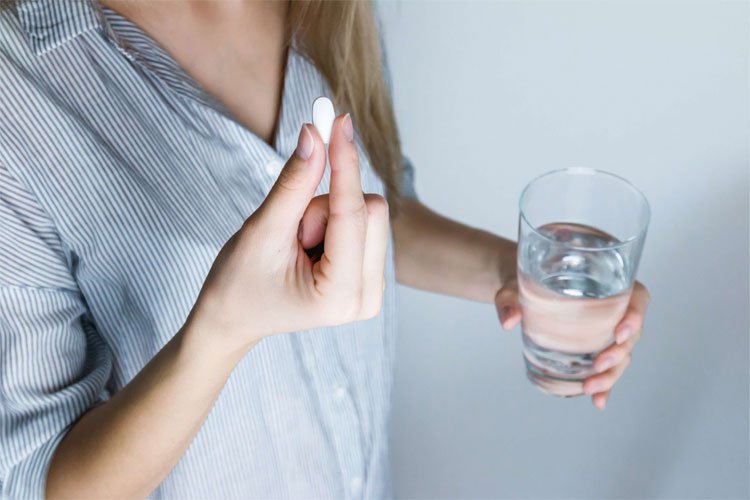 6 loại thuốc tuyệt đối không được uống với nước nóng