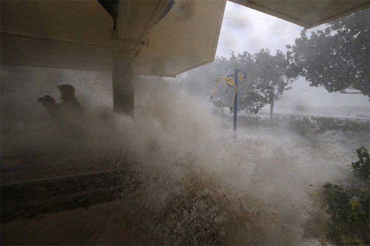 Bão Mangkhut đã đổ bộ Hong Kong với từng cột sóng cao đến 14m