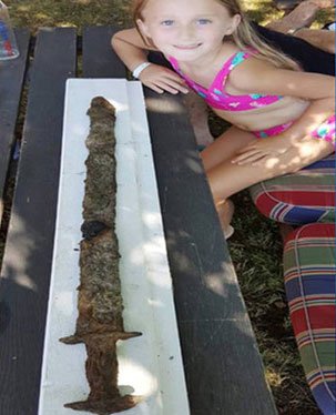 Bé gái 8 tuổi tìm thấy thanh kiếm 1.500 năm tuổi