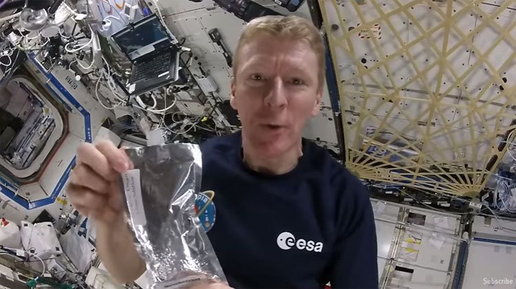 Các phi hành gia pha chế cà phê như thế nào khi ở ngoài không gian?