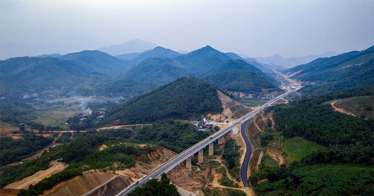 Cảnh sắc kỳ vĩ trên con đường 2.700 tỷ nối Hà Nội - Hòa Bình