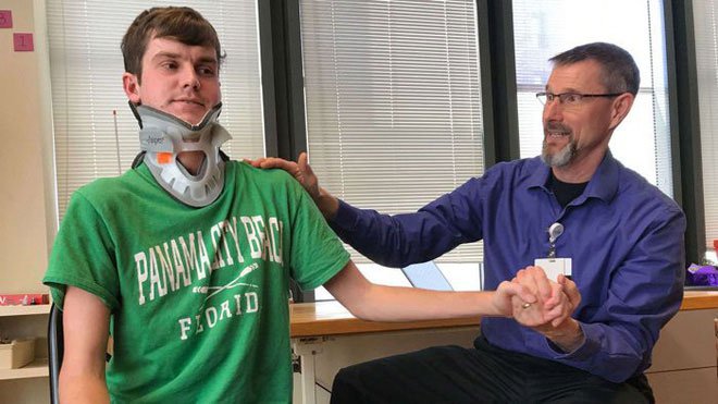 Chàng trai 22 tuổi gây chấn động y học vì sống sót sau tai nạn suýt rụng đầu