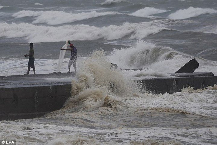 Chùm ảnh: Siêu bão Mangkhut với sức gió 270km/h càn quét Philippines