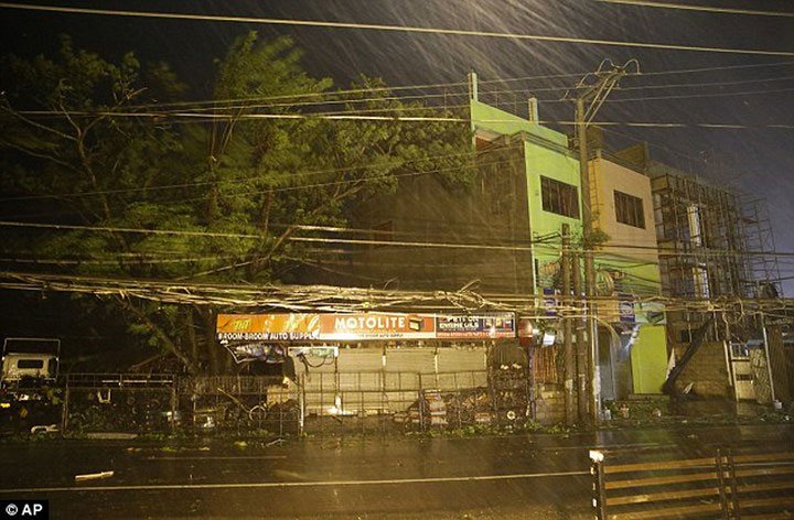 Chùm ảnh: Siêu bão Mangkhut với sức gió 270km/h càn quét Philippines