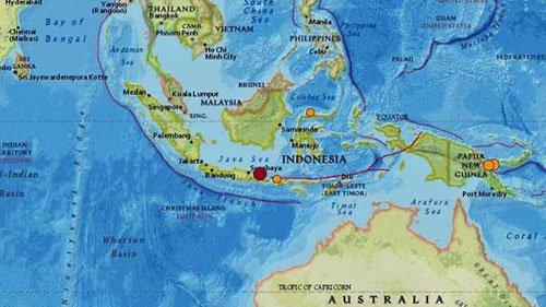 Động đất 6 độ gây sập nhà ở Indonesia, ít nhất ba người chết