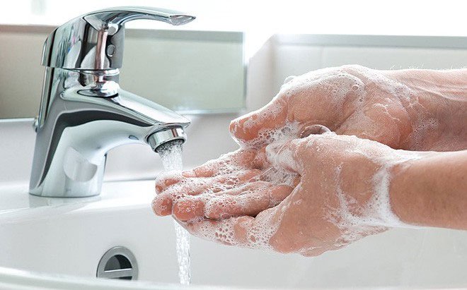 Dù là đi nặng, đi nhẹ hay vào nhà vệ sinh soi gương thôi, bạn cũng nên rửa tay