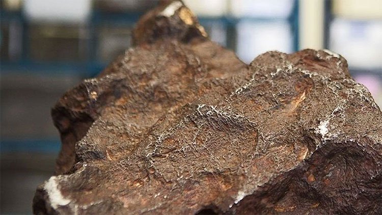 Dùng đá thiên thạch trị giá 100.000 USD để… “chặn cửa”
