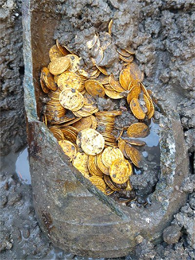 Hũ đồng xu vàng chôn hơn 1.500 năm dưới nhà hát Italy