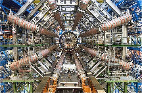 Khám phá quan trọng: Lần đầu tiên quan sát được phân rã của hạt Higgs