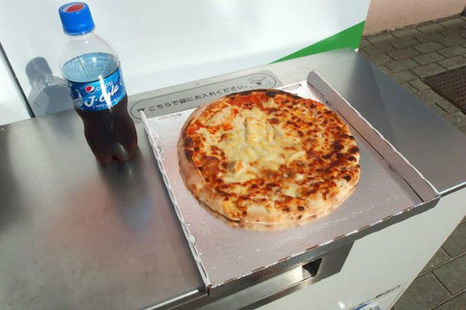 Máy bán pizza tự động ở Nhật - Chẳng cần lo cửa hàng đóng cửa, cứ ra mua là có!