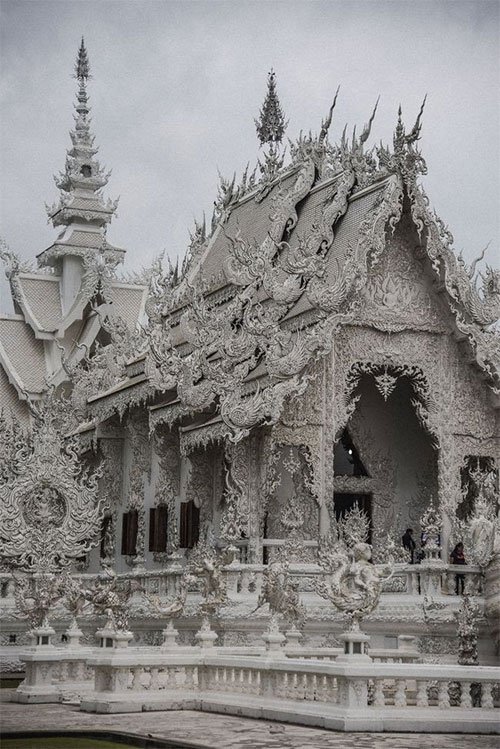 Ngôi đền Thái Lan sở hữu cây cầu địa ngục, cánh tay người chết và cổng vào thiên đường