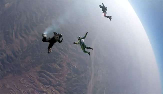 Người đầu tiên nhảy ra khỏi máy bay ở độ cao 25.000 feet mà không cần dù