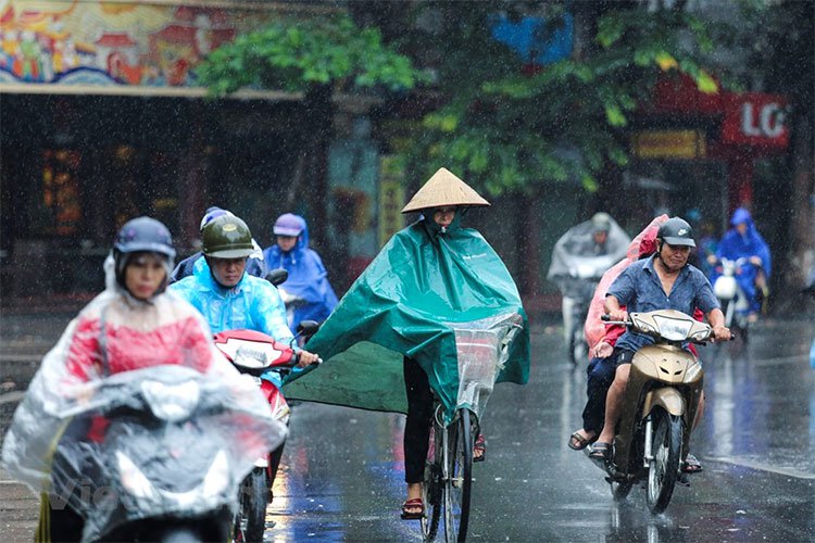 Nhiệt độ giảm sâu, người dân Hà Nội cảm nhận rõ cái lạnh đầu mùa