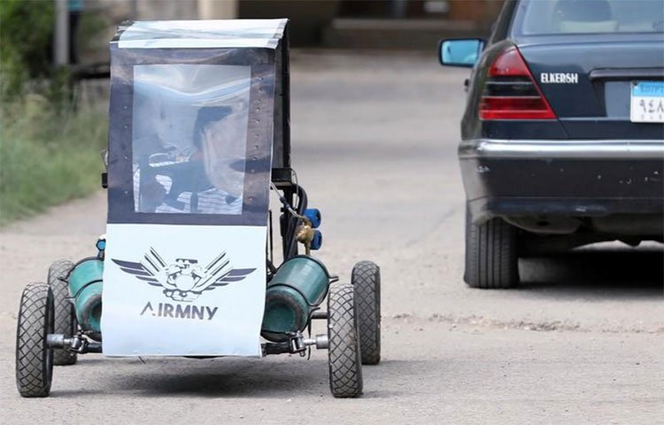 Nhóm sinh viên Ai Cập tự thiết kế xe chạy bằng không khí cho nó tiết kiệm