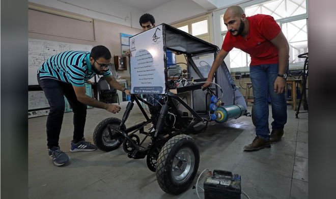 Nhóm sinh viên Ai Cập tự thiết kế xe chạy bằng không khí cho nó tiết kiệm