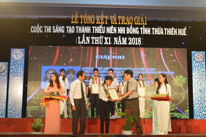 Nữ sinh trung học chế thuốc sát khuẩn 3 trong 1 từ dược liệu tự nhiên