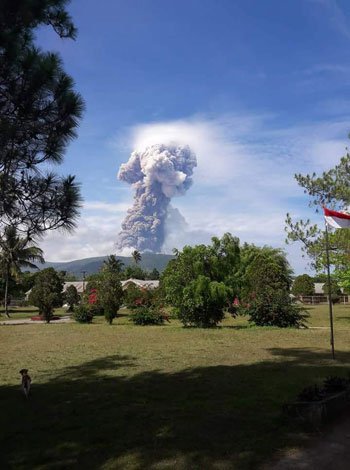 Núi lửa phun cột khói 4.000m trên đảo vừa bị động đất, sóng thần ở Indonesia