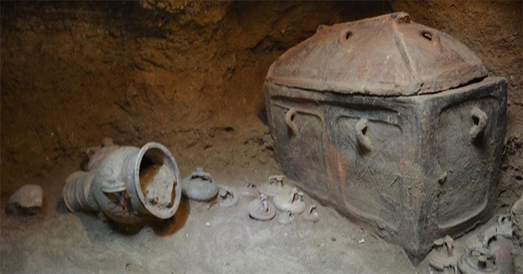 Ô tô sụp hố, lọt xuống mộ cổ 3.400 năm