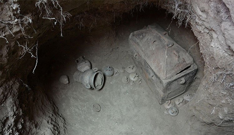 Ô tô sụp hố, lọt xuống mộ cổ 3.400 năm