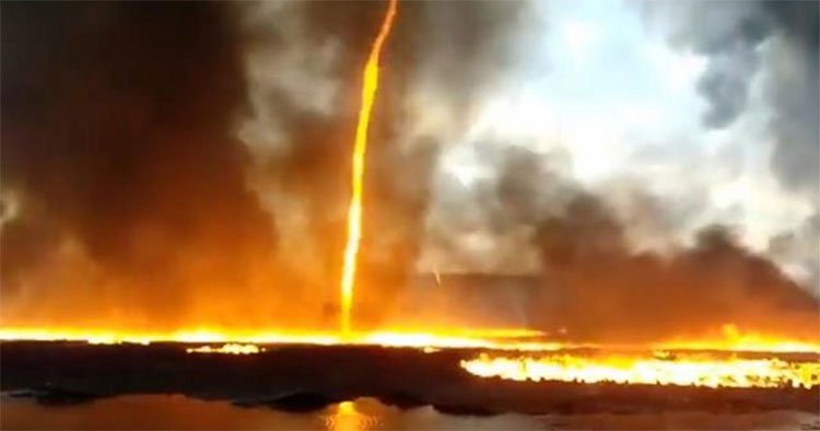 Quỷ lửa cao 60 mét nuốt chửng vòi cứu hỏa