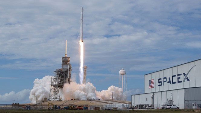 SpaceX hạ cánh thành công tên lửa ở California